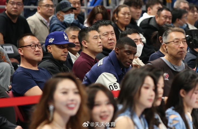 真篮球迷!国安外援法比奥携玉昆外援科斯塔来到五棵松观战CBA